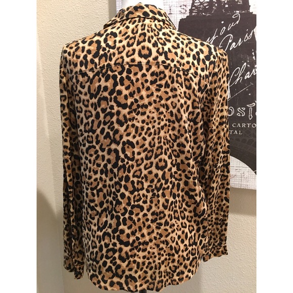 🍂🌼 Leopard print, hidden-button, collared shirt. Great Fall top! - Picture 2 of 5
